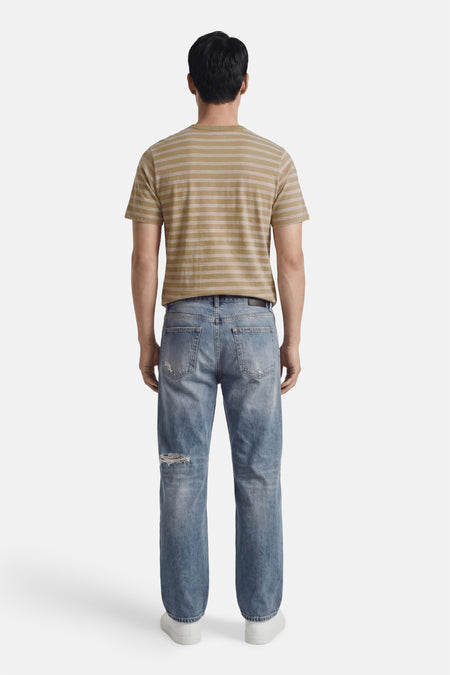 Beige gestreepte korte mouwen T-shirt van ORIGINALS BY JACK & JONES, achterkant weergegeven, met witte strepen en casual fit, gedragen met blauwe jeans en witte sneakers.