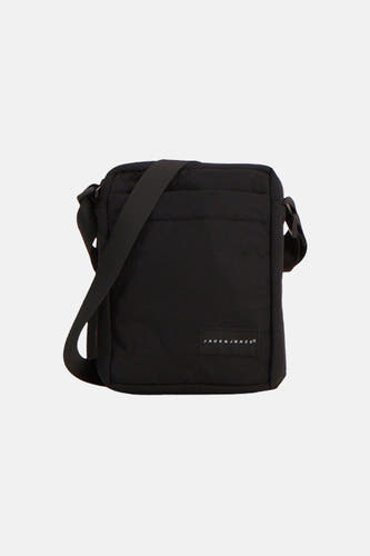 Sac à bandoulière noir matelassé d'ACCESSORIES BY JACK & JONES avec une bandoulière réglable et une petite étiquette de marque sur le devant.
