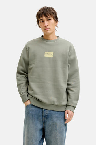 Pull vert à col rond de CORE BY JACK & JONES, avec détail de logo carré et se marie bien avec un jean bleu et des mocassins.