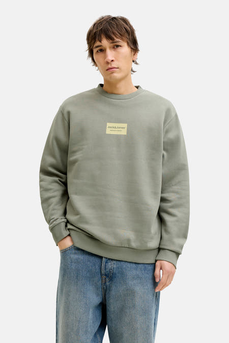 Pull vert à col rond de CORE BY JACK & JONES, avec détail de logo carré et se marie bien avec un jean bleu et des mocassins.