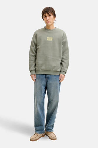 Groene sweater met ronde hals van CORE BY JACK & JONES, met vierkant logo detail en combineert goed met blauwe jeans en mocassins.