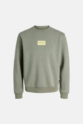 Pull vert de CORE BY JACK & JONES, avec un logo carré sur la poitrine et des manches longues.