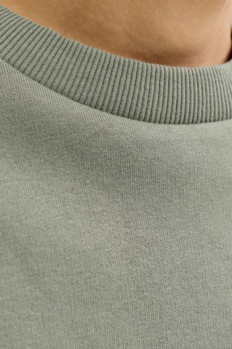 Pull vert de CORE BY JACK & JONES, avec col rond côtelé et structure en maille fine.