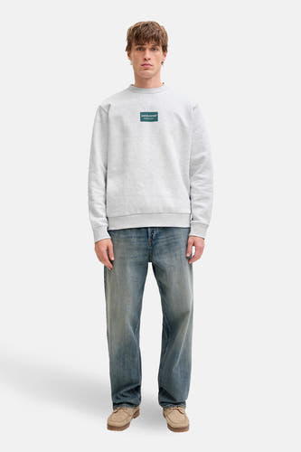 Pull gris de CORE BY JACK & JONES, avec logo sur la poitrine, à combiner avec un jean et des chaussures en daim.