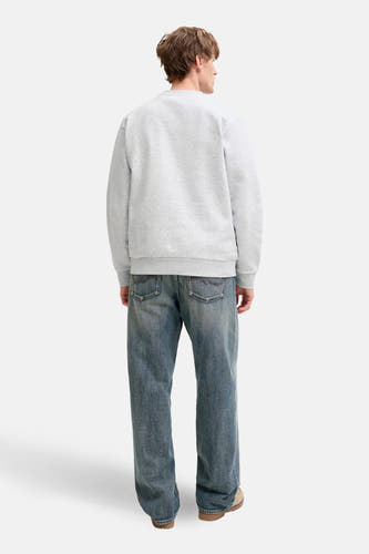 Pull gris à col rond de CORE BY JACK & JONES, vu de dos, associé à un jean bleu et des chaussures en daim.