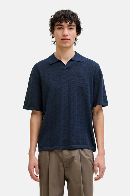 Polo bleue de ORIGINALS BY JACK & JONES avec un motif tissé, portée avec un pantalon marron et des mocassins beiges.