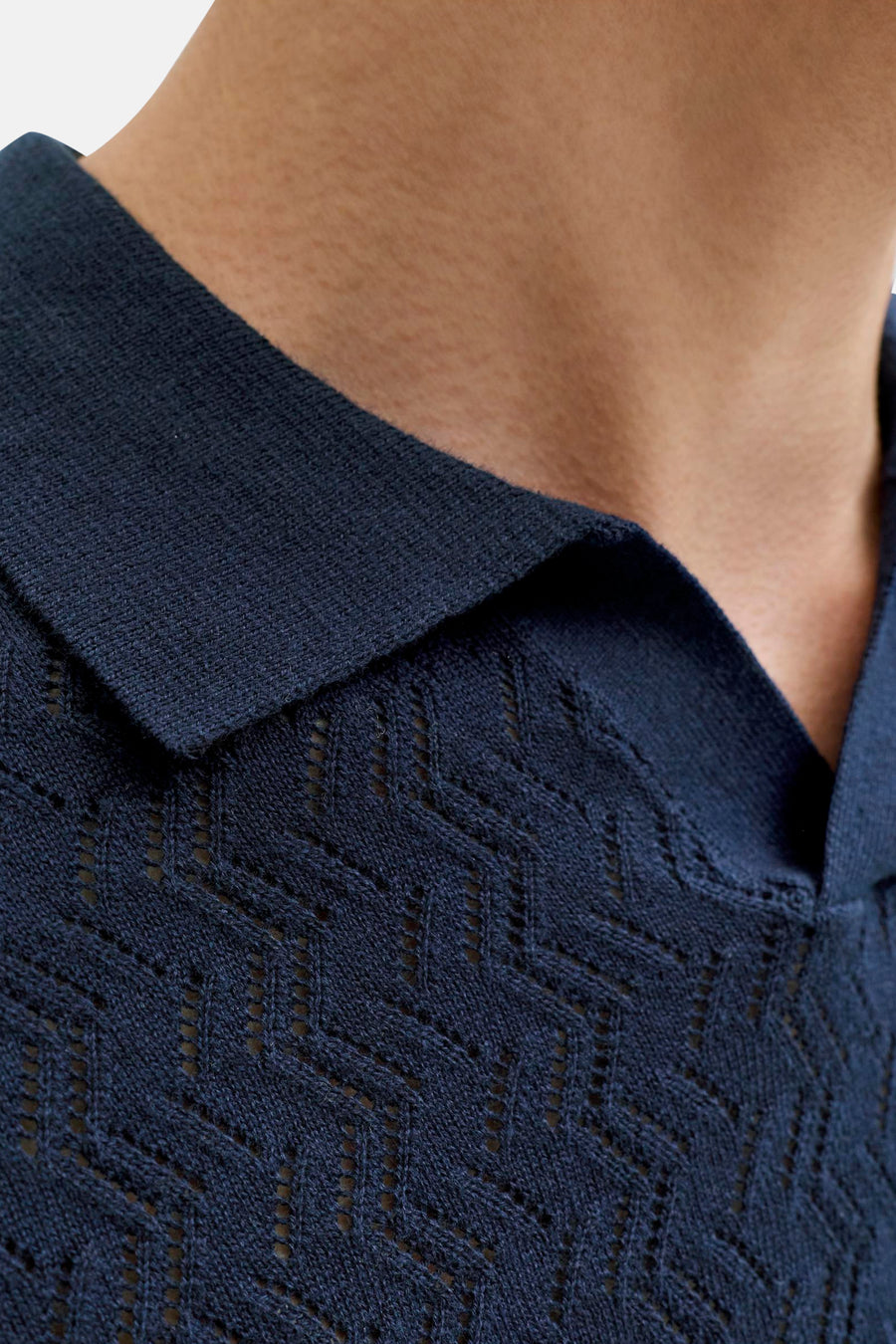 Polo en tricot bleu marine d'ORIGINALS BY JACK & JONES avec motif ajour géométrique et col classique.