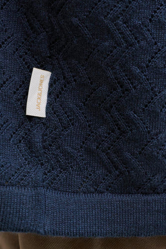 Polo en tricot bleu marine de Jack & Jones avec motif à carreaux ajouré, ourlet côtelé et étiquette blanche avec inscription dorée.