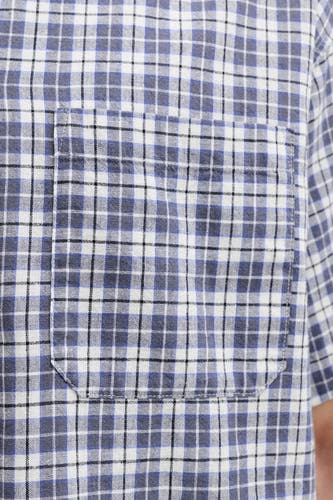 Chemise bleue à manches courtes de ORIGINALS BY JACK & JONES avec un motif à carreaux blanc et noir et une poche poitrine.