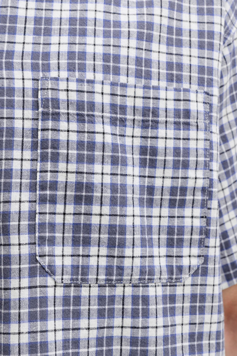 Chemise bleue à manches courtes de ORIGINALS BY JACK & JONES avec un motif à carreaux blanc et noir et une poche poitrine.