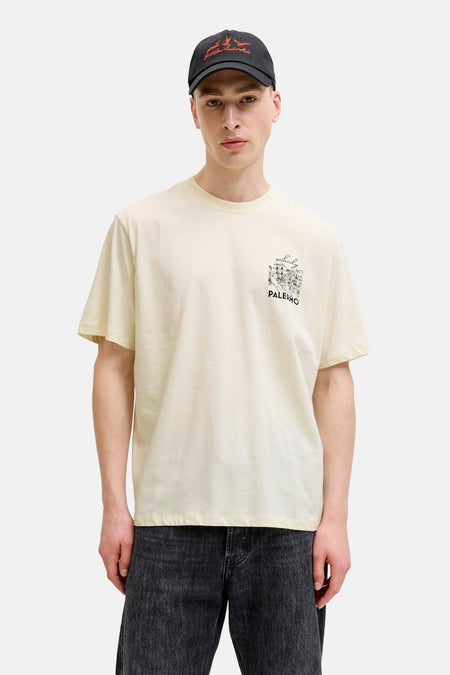 Ecru korte mouw T-shirt van ORIGINALS BY JACK & JONES met zwart Palermo print, gedragen met donkere jeans en zwarte pet