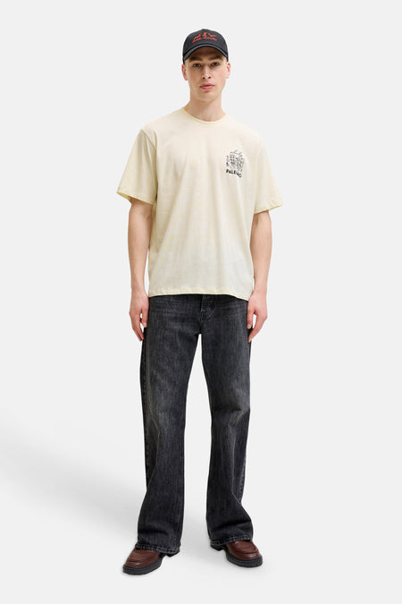 Ecru korte mouw T-shirt van ORIGINALS BY JACK & JONES met klein grafisch print op borst, gedragen in lifestyle look met donkere jeans en cap