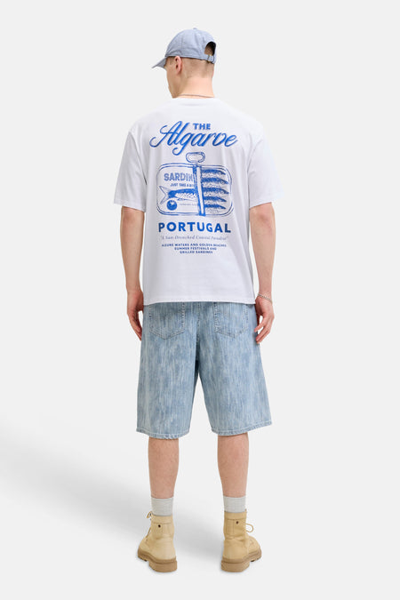 Witte korte mouwen t-shirt met blauwe Algarve print van ORIGINALS BY JACK & JONES, achterkant weergegeven op model in jeansshorts en pet