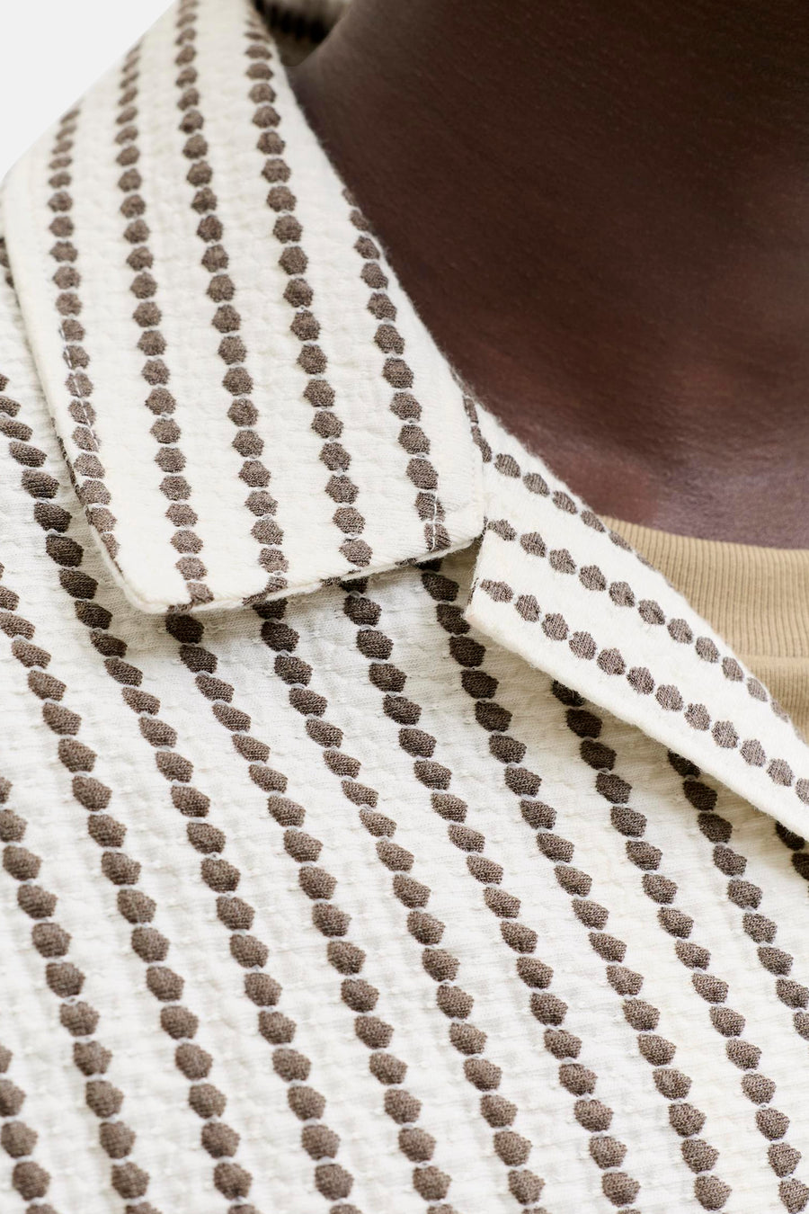 Bruin korte mouwen overhemd van PREMIUM by JACK & JONES met witte stof en bruine stippenpatroon, close-up van kraag en bovenlijf