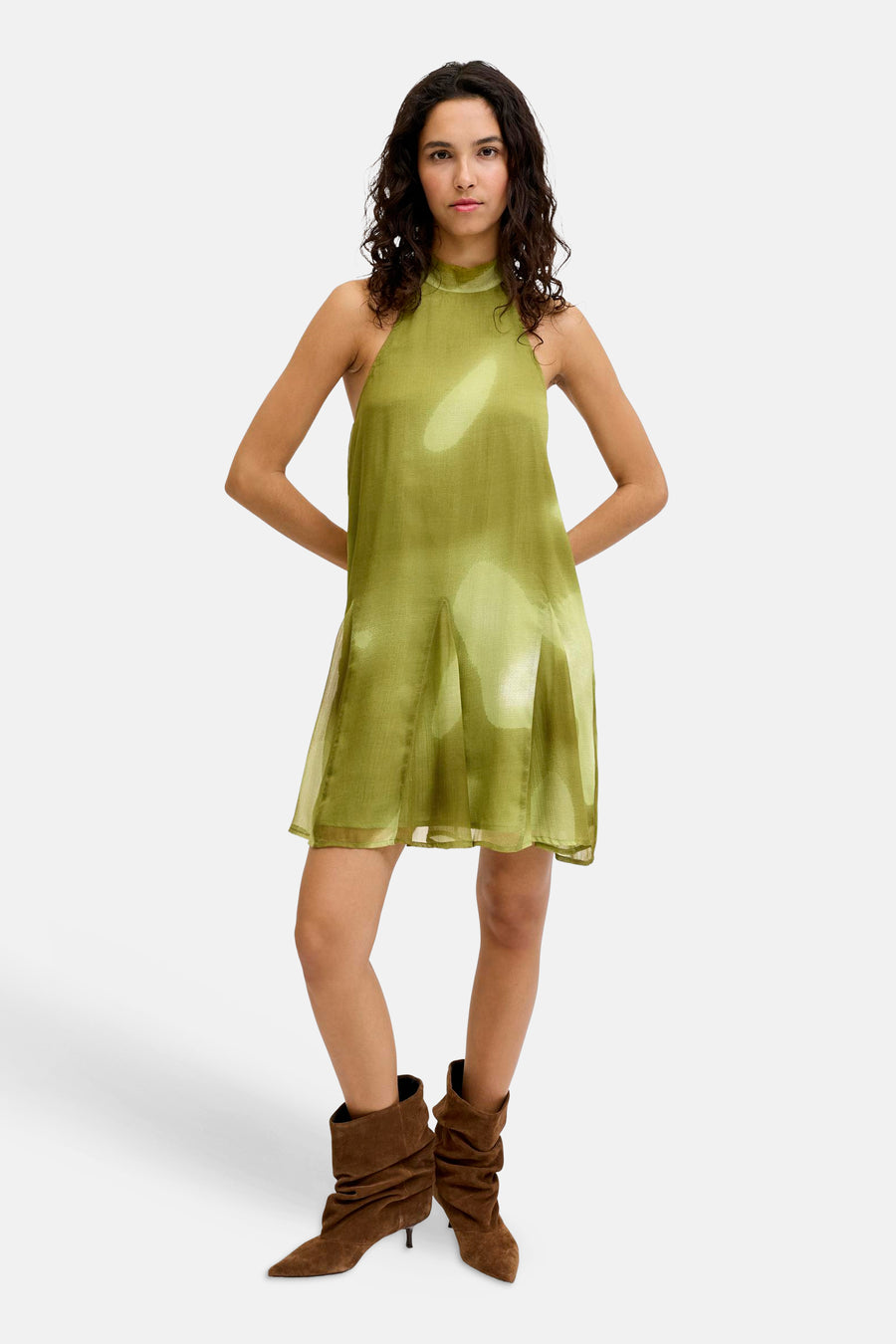 Groen mouwloos kleedje van JJXX, met hoge hals en lichte transparante stof, gedragen met bruine laarzen, front view