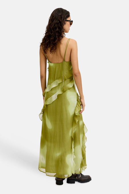 Groen mouwloos kleedje van JJXX, met ruches en tie-dye effect, rugzijde, model draagt donkere laarzen