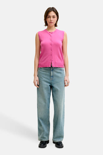 Roze debardeur van JJXX, met knoopsluiting, gecombineerd met een blauwe jeans en zwarte schoenen.