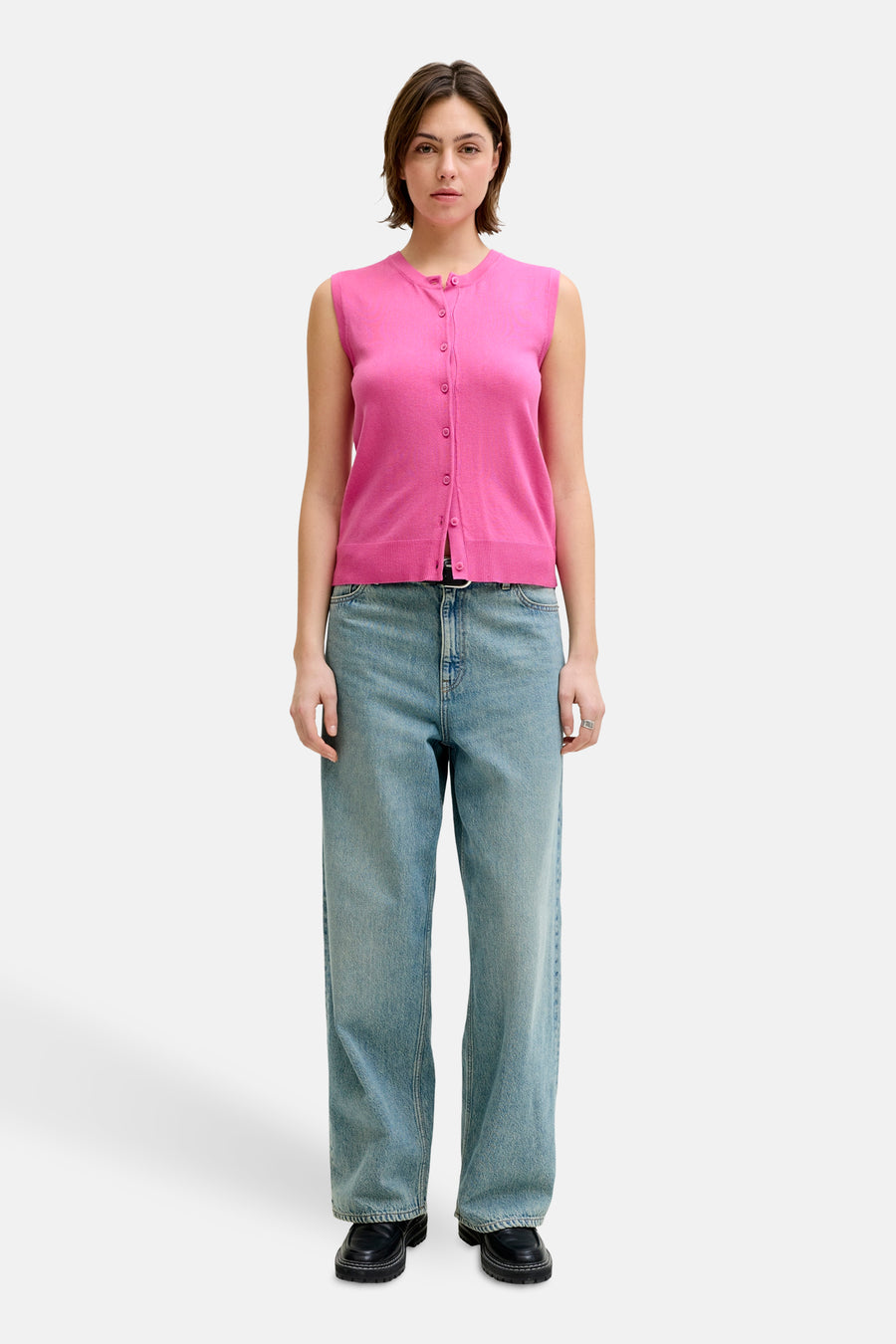 Roze debardeur van JJXX, met knoopsluiting, gecombineerd met een blauwe jeans en zwarte schoenen.