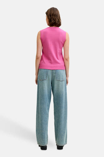 Débardeur rose de JJXX, vu de dos, combiné avec un jean ample et des chaussures noires.