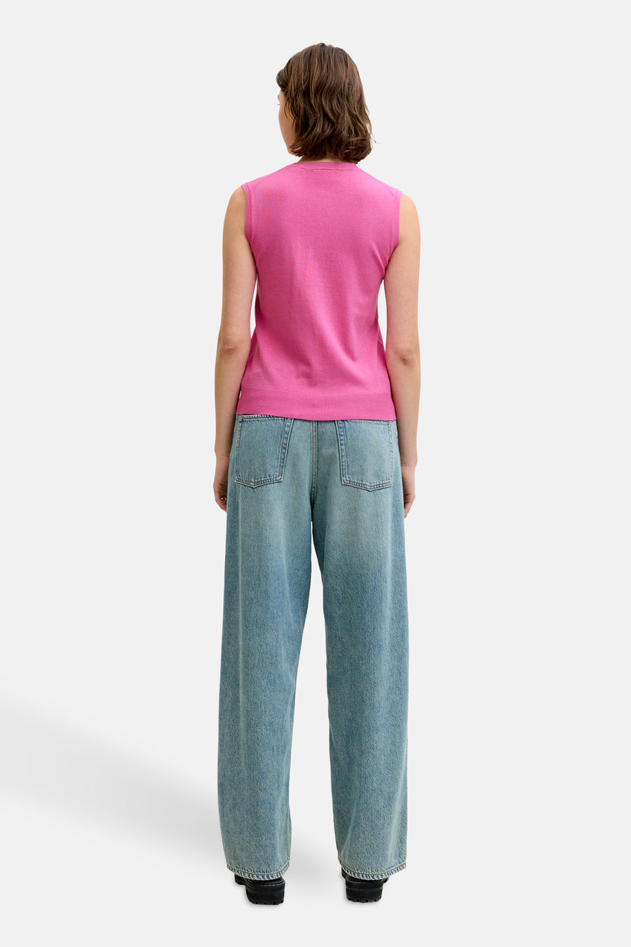 Débardeur rose de JJXX, vu de dos, combiné avec un jean ample et des chaussures noires.