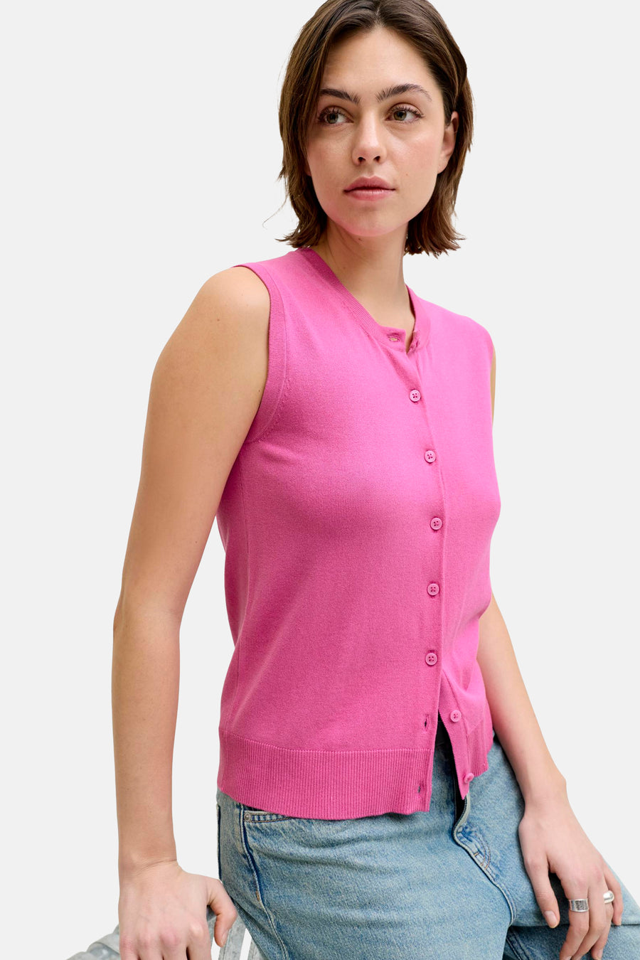 Débardeur rose de JJXX, avec fermeture à boutons, porté avec un jean bleu.