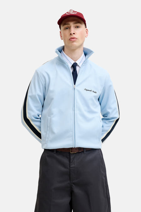 Gilet bleu de ORIGINALS BY JACK & JONES avec fermeture éclair, rayures noires sur les manches et un logo blanc sur la poitrine.