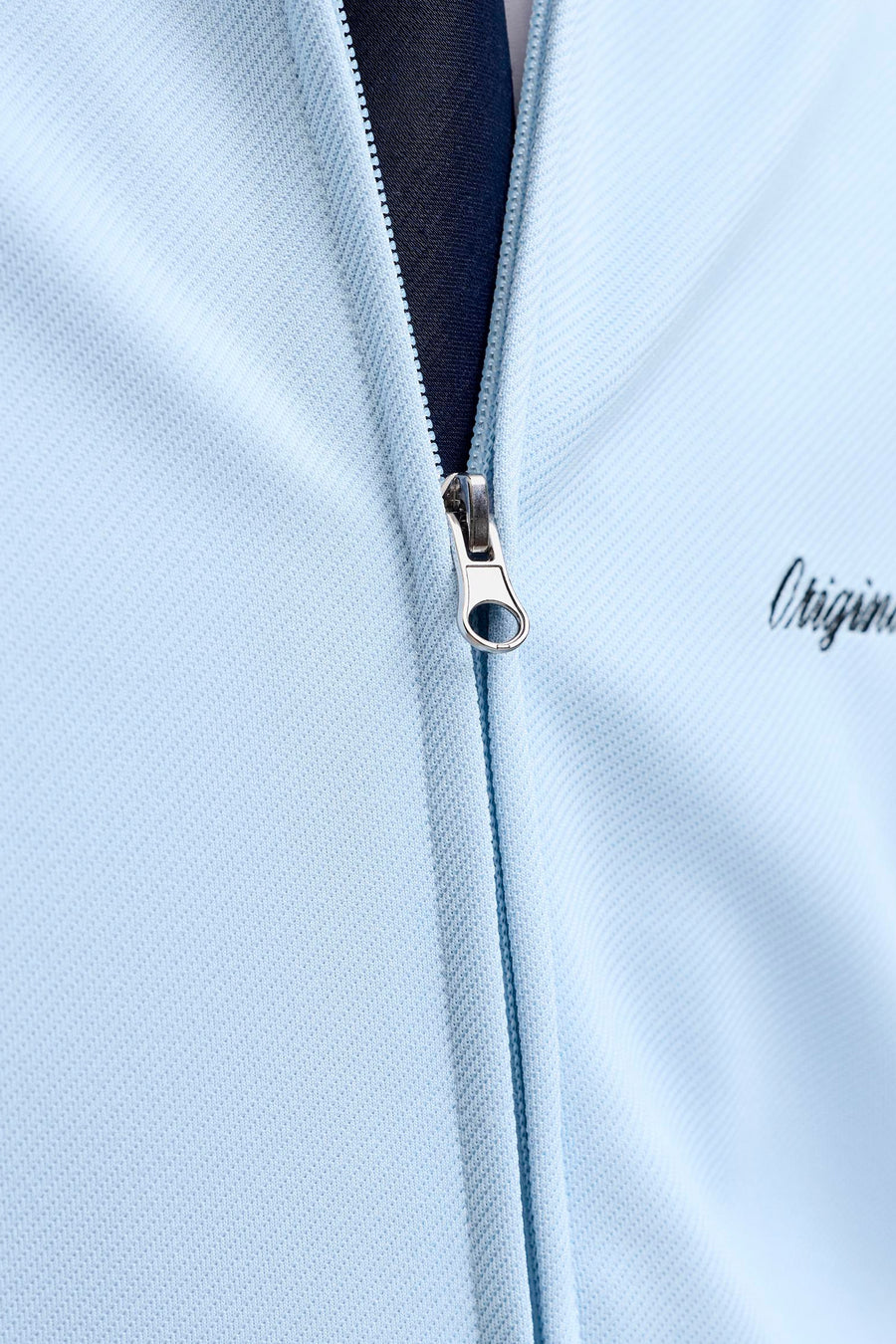Gilet bleu clair de ORIGINALS BY JACK & JONES avec fermeture éclair argentée, texture fine et inscription noire 'Origin...'.