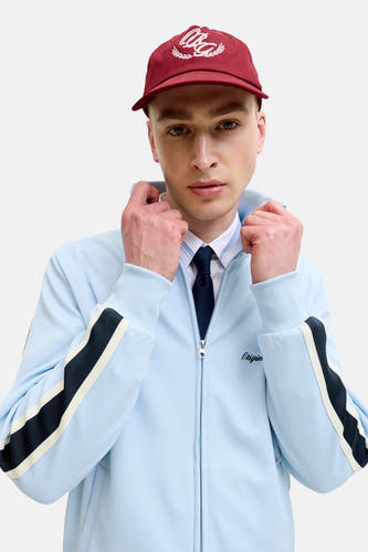 Gilet bleu clair de ORIGINALS BY JACK & JONES avec des rayures bleu foncé et crème sur les manches, fermeture éclair argentée et broderie "Origin" sur la poitrine.