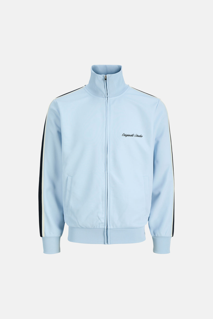 Gilet bleu clair de ORIGINALS BY JACK & JONES avec inscription 'Originals Studio' sur la poitrine et rayures noires et blanches sur les manches.