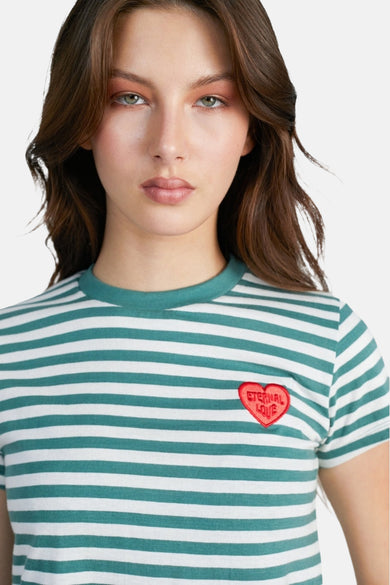 T-shirt vert avec manches courtes de 24 couleurs, avec des rayures blanches et un patch de cœur rouge.