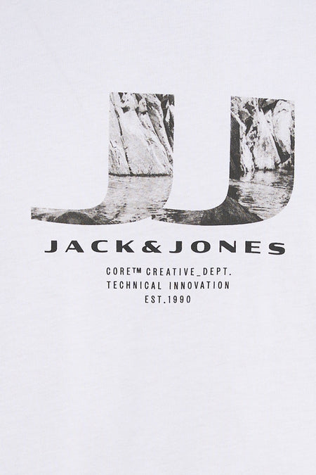T-shirt blanc à manches courtes de CORE BY JACK & JONES, avec un imprimé graphique de montagnes et d'eau.