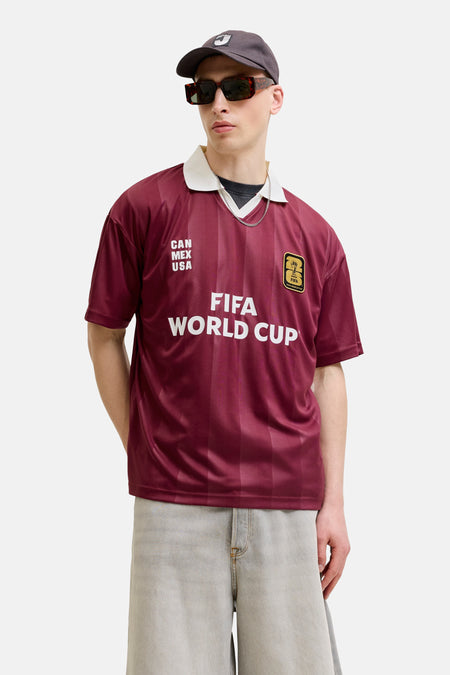 Polo marron de ORIGINALS BY JACK & JONES avec rayures verticales, col blanc et écusson de la Coupe du Monde de la FIFA.