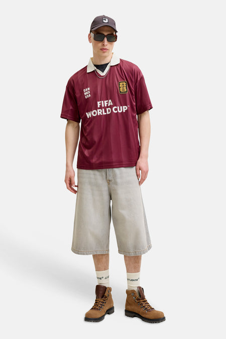 Polo bordeaux van ORIGINALS BY JACK & JONES avec rayures verticales, col blanc, imprimé Coupe du Monde de la FIFA, écusson et texte 'CAN MEX USA'.