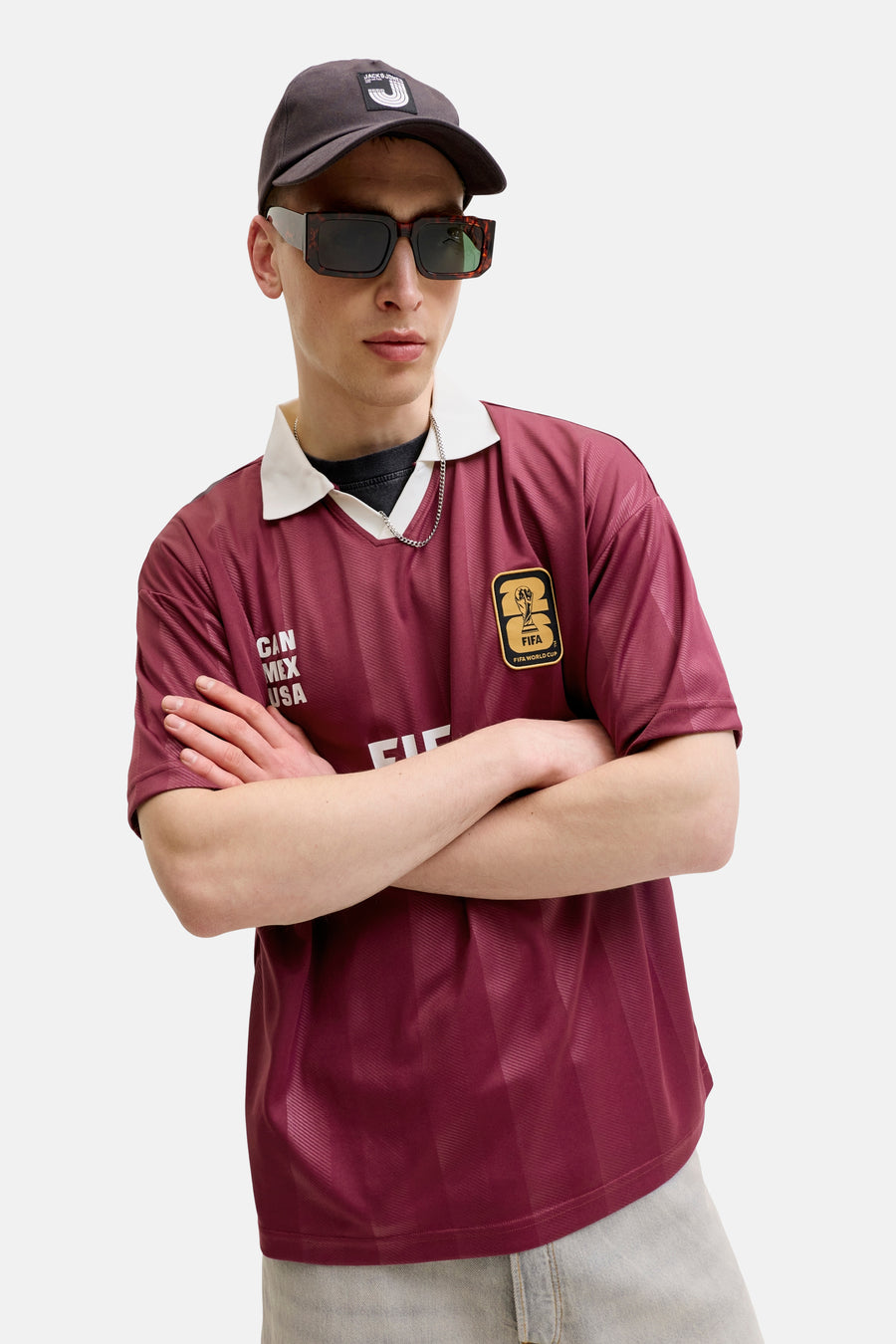 Polo marron de ORIGINALS BY JACK & JONES avec col blanc, fines rayures verticales et écusson FIFA World Cup '26.