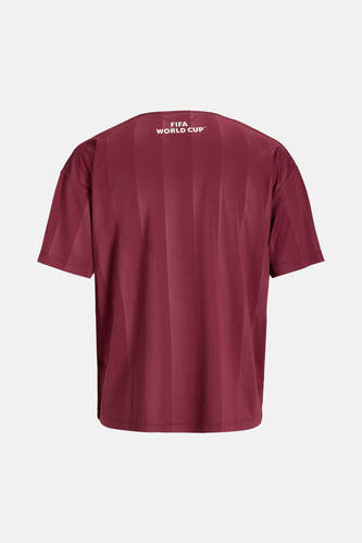 Polo marron d'ORIGINALS BY JACK & JONES avec une texture à rayures verticales et un logo FIFA World Cup au dos, vue de dos.