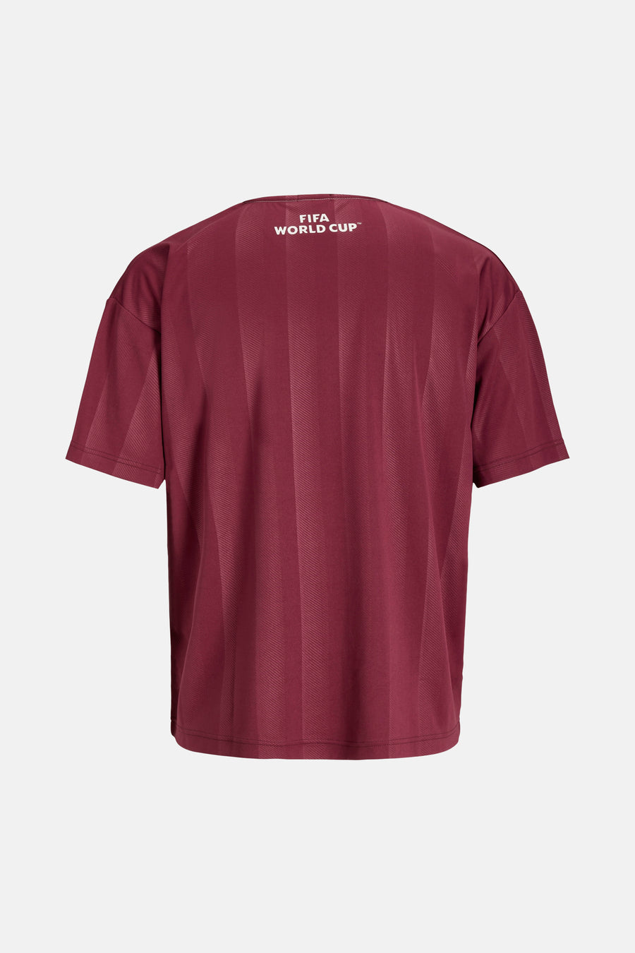 Polo marron d'ORIGINALS BY JACK & JONES avec une texture à rayures verticales et un logo FIFA World Cup au dos, vue de dos.