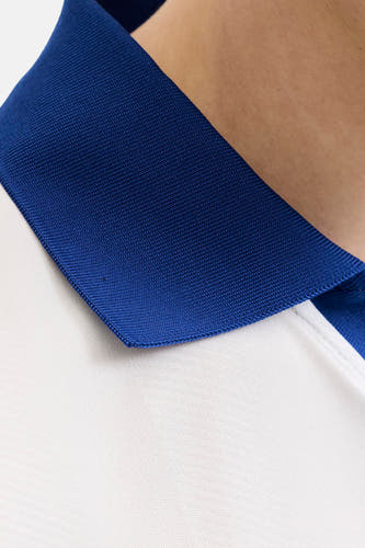 Polo blanche ORIGINALS BY JACK & JONES avec col côtelé bleu et structure en tissu piqué.