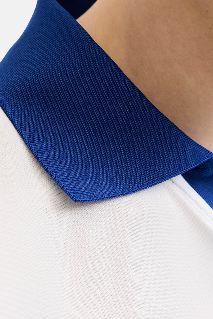 Polo blanche ORIGINALS BY JACK & JONES avec col côtelé bleu et structure en tissu piqué.