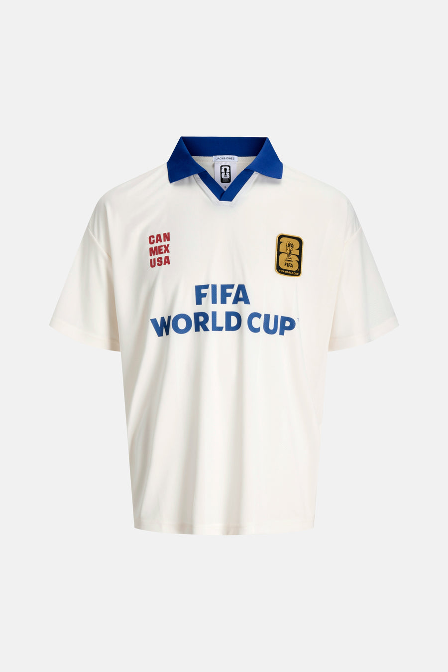 Polo blanc ORIGINALS BY JACK & JONES avec col bleu, texte rouge 'CAN MEX USA', écusson doré FIFA 26 et lettres bleues 'FIFA WORLD CUP'.