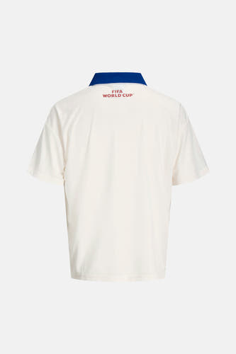 Polo blanc cassé ORIGINALS BY JACK & JONES avec col bleu et logo FIFA World Cup™ rouge au dos.