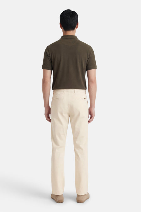 Chino de couleur écru de JACK & JONES JEANS INTELLIGENCE, vue de dos, avec des chaussures beiges.