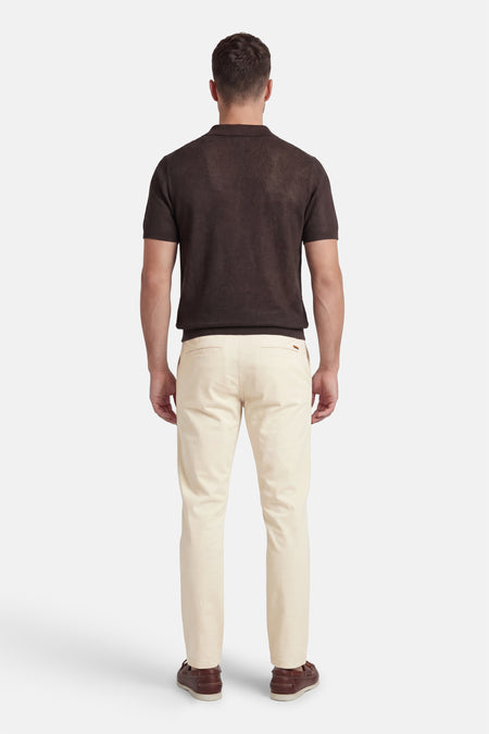 Chino écru de JACK & JONES JEANS INTELLIGENCE, dos, combiné avec un polo marron et des mocassins marron.