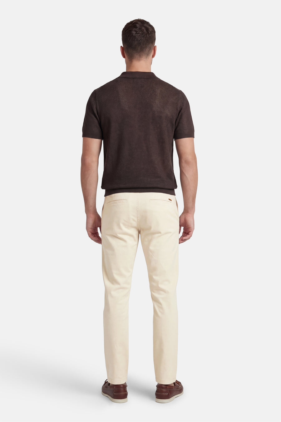 Chino écru de JACK & JONES JEANS INTELLIGENCE, dos, combiné avec un polo marron et des mocassins marron.