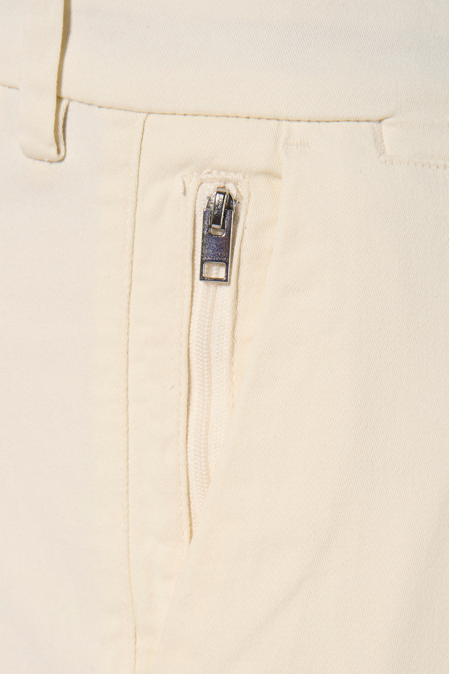 Chino écru de JACK & JONES JEANS INTELLIGENCE, avec fermeture à glissière et passants de ceinture.