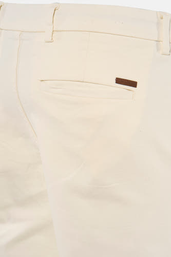 Chino écru de JACK & JONES JEANS INTELLIGENCE, avec une poche à l'arrière et des passants de ceinture.