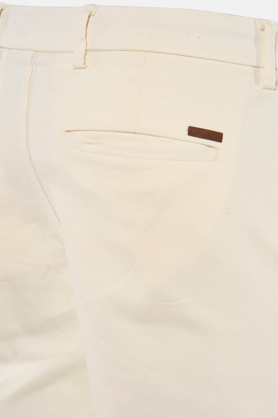 Chino écru de JACK & JONES JEANS INTELLIGENCE, avec une poche à l'arrière et des passants de ceinture.