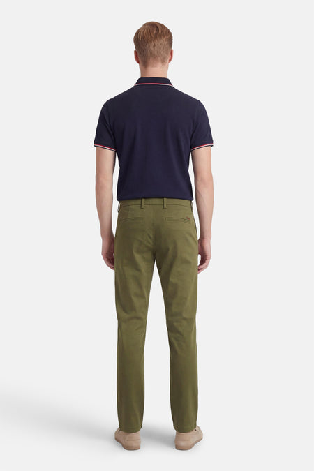 Pantalon chino vert de JACK & JONES JEANS INTELLIGENCE, vu de dos, combiné avec un polo bleu foncé et des chaussures en daim.