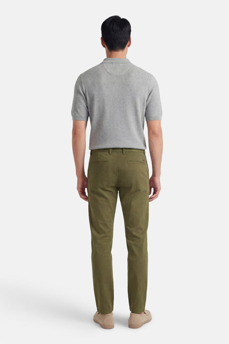 Chino vert de JACK & JONES JEANS INTELLIGENCE, de couleur verte, avec un design uni et des poches arrière, vue de dos.