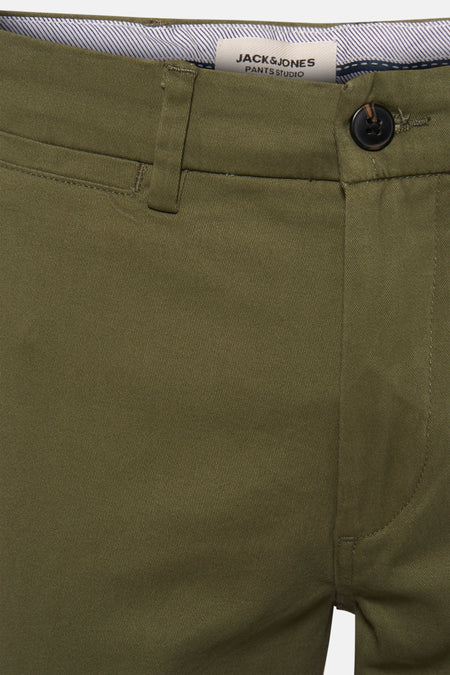 Chino vert kaki de JACK & JONES JEANS INTELLIGENCE, gros plan avec fermeture à boutons et passants de ceinture.