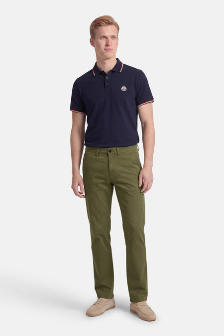 Chino vert de JACK & JONES JEANS INTELLIGENCE, avec un motif uni et une coupe décontractée, combiné avec des mocassins marron et un polo bleu foncé.
